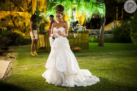 Em 'Mister Brau', o vestido de noiva usado por Thaís Araújo era repleto de camadas na saia