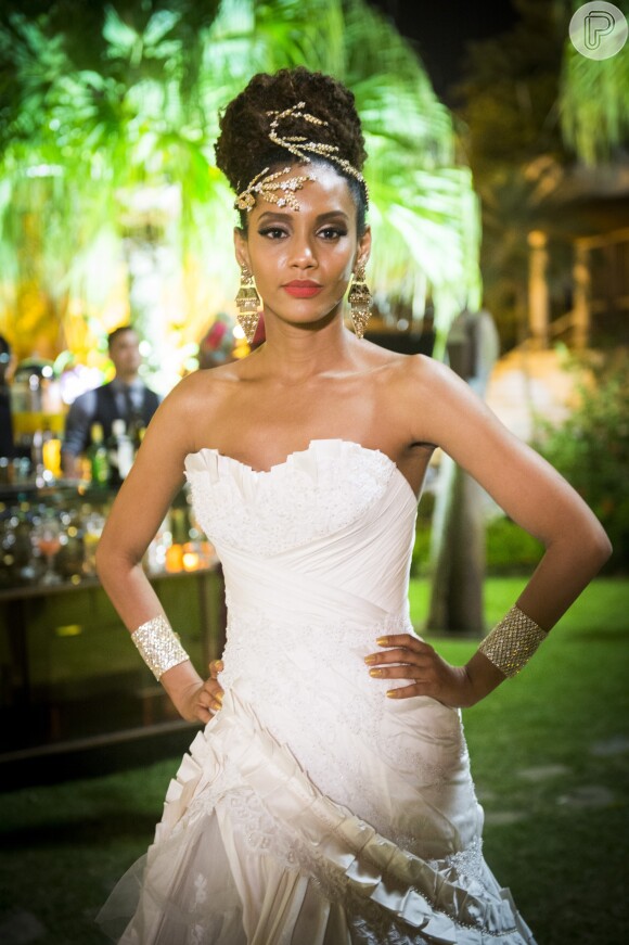O look de noiva de Michelle Brau (Taís Araújo) contava ainda com detalhes na cabeça