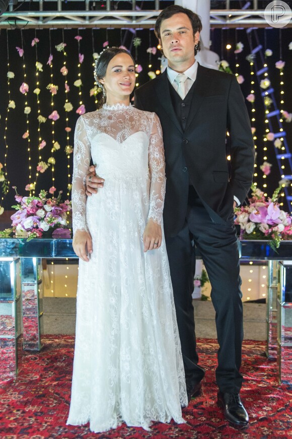 O vestido de noiva de Clara ao se casar com Gael em 'O Outro Lado do Paraíso' era marcado pela delicadeza