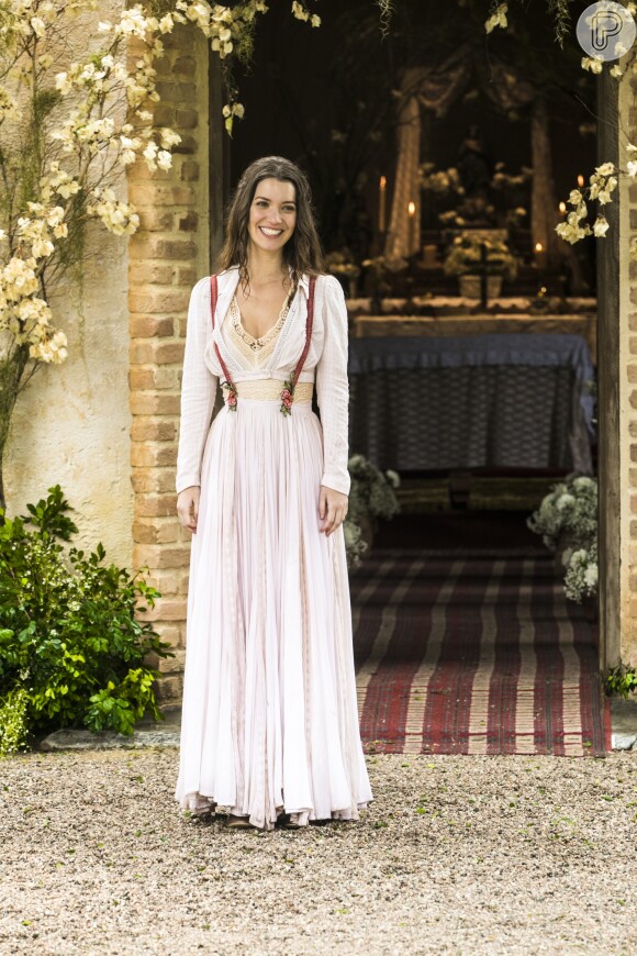 Elisabeta (Nathália Dill) dispensou o vestido e se casou com uma saia longa, cropped e suspensórios em 'Orgulho e Paixão'
