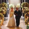 O vestido de noiva de Carolina Dieckmann, a Diana em Passione, usou um modelo com decote em V e véu longo