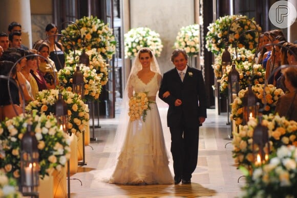 O vestido de noiva de Carolina Dieckmann, a Diana em Passione, usou um modelo com decote em V e véu longo
