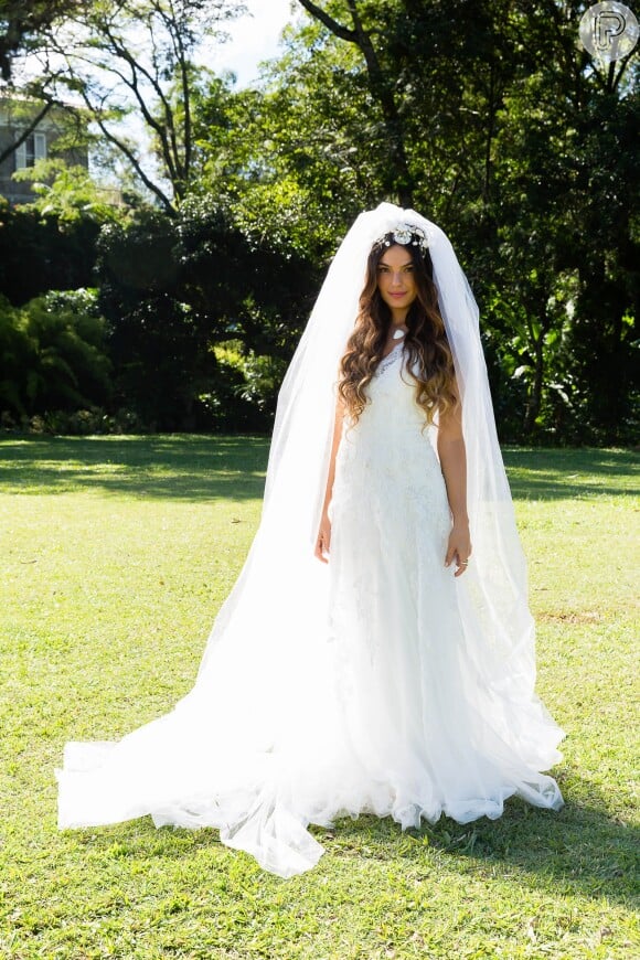 O vestido de noiva de Ritinha em 'Força do Querer' contava com um véu volumoso