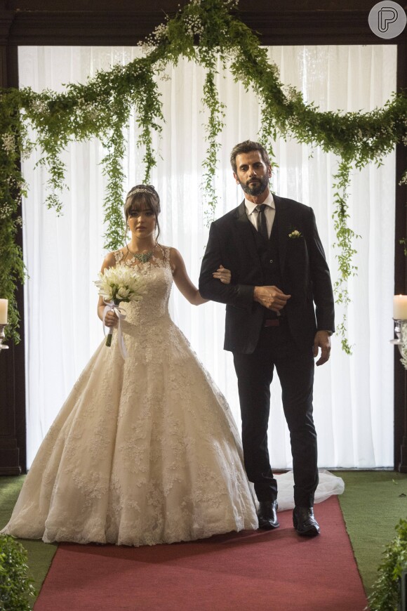 Um vestido com saia estruturada e com bastante volume foi a escolha de Laura (Bella Piero) em seu casamento na novela 'O Outro Lado do Paraíso'