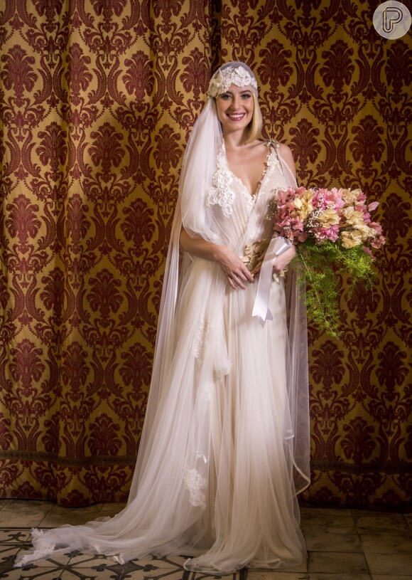 O look de noiva usado por Bárbara França em 'Tempo de Amar' contava com acessório de cabeça e decote em V