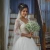 O vestido de noiva de Laila (Julia Dalavia) em 'Orfãos da Terra' era acinturado e com mangas rendadas