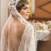 O vestido de noiva de Isabella Santoni em 'A Lei do Amor' também contava com costas em evidência