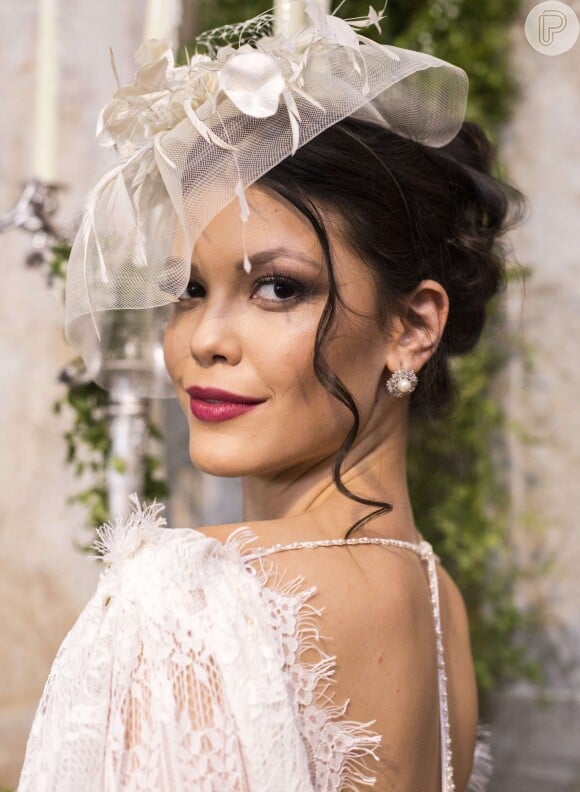 Em seu look de noiva, Maria Vitória (Vitória Strada) usou uma casquete branca com flores