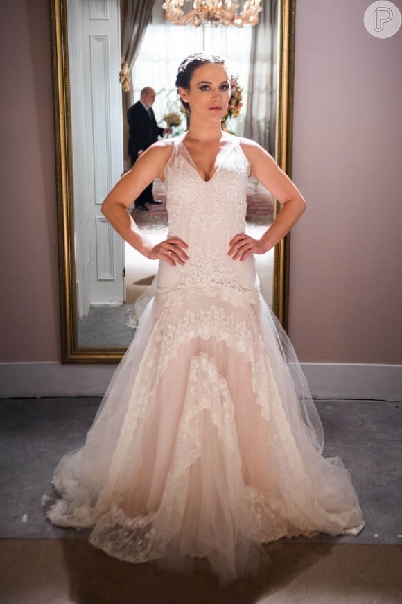 O vestido de noiva de Clara (Bianca Bin) ao se casar pela segunda vez em 'O Outro Lado do Paraíso' contava com decote em V e detalhes de renda na saia