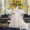 O vestido de noiva de Shirley (Sabrina Petraglia) em 'Haja Coração' era superromântico com aplicações de flores em toda a saia