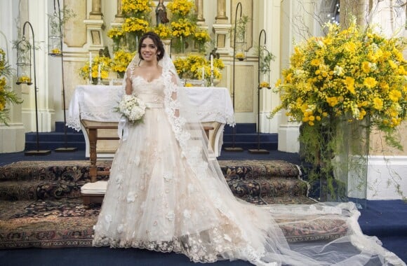 O vestido de noiva de Shirley (Sabrina Petraglia) em 'Haja Coração' era superromântico com aplicações de flores em toda a saia