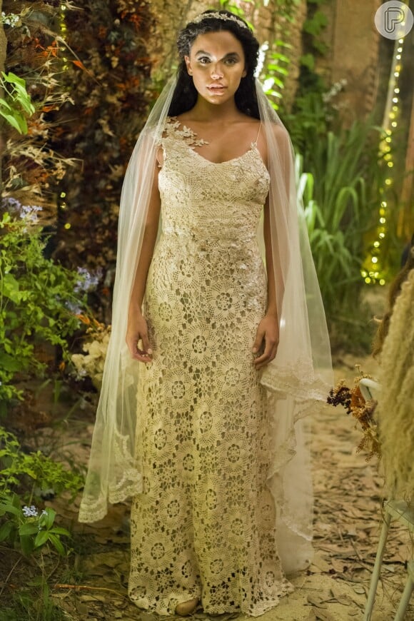 O vestido de noiva de Cleo (Giovanna Cordeiro) em 'O Outro Lado do Paraíso' foi confeccionado em crochê offwhite