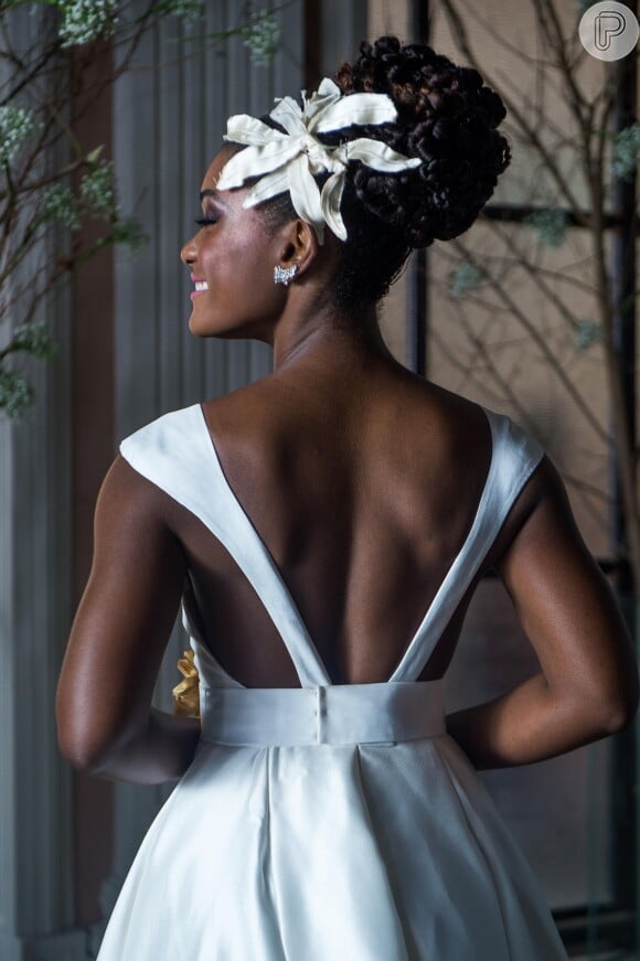 O vestido usado por Raquel (Érika Januza) valorizava as costas da noiva