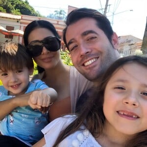 Filhos de Simaria, Giovanna e Pawel aparecem em foto com cantora e pai, Vicente, em Orlando