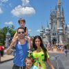 Simaria curtiu o dia na Disney acompanhada dos filhos, Pawel e Giovanna, e o marido, Vicente