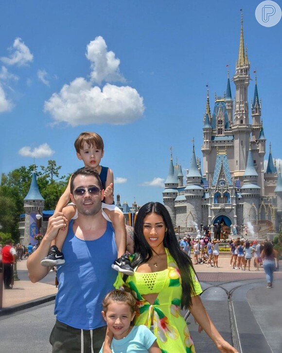 Simaria curtiu o dia na Disney acompanhada dos filhos, Pawel e Giovanna, e o marido, Vicente