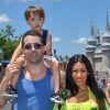 Simaria posa com o marido e filhos, Pawel e Giovanna, na Disney nesta terça-feira, dia 21 de maio de 2019