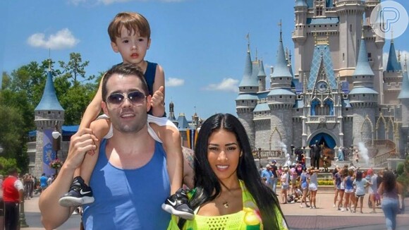 Simaria posa com o marido e filhos, Pawel e Giovanna, na Disney nesta terça-feira, dia 21 de maio de 2019