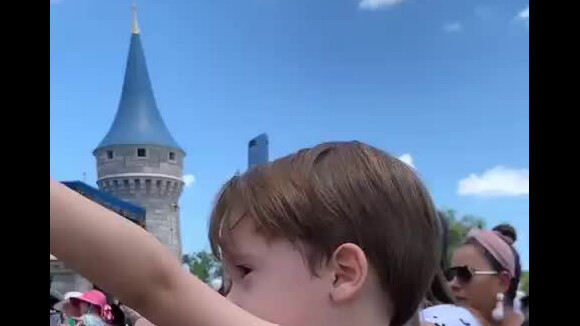 Simaria filma os filhos curtindo parque da Disney
