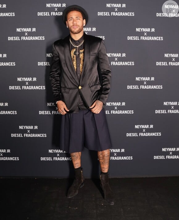 Neymar combinou bermuda pantacourt com botas de camurça para evento