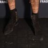 Neymar deixa tatuagens à mostra ao usar bermuda pantacourt e botas