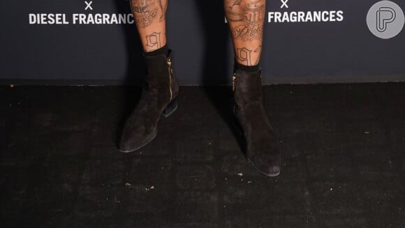 Neymar deixa tatuagens à mostra ao usar bermuda pantacourt e botas
