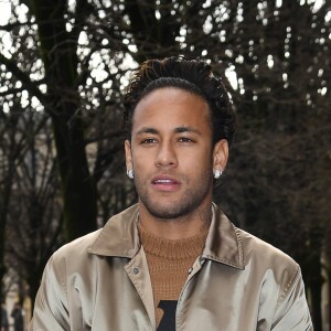 Neymar recebeu famosos no evento, incluindo a rapper australiana Iggy Azalea