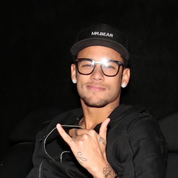 A Diesel lançou a imagem da fragrância, cuja garrafa em forma de punho foi inspirada em uma das tatuagens de Neymar