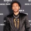 Neymar chama atenção por look moderno ao lançar perfume em Paris