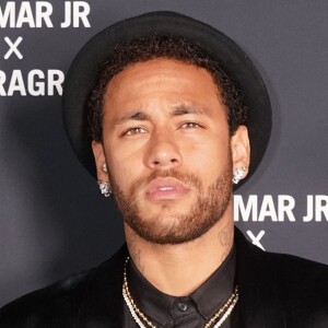 Neymar chama atenção por look moderno ao lançar perfume em Paris