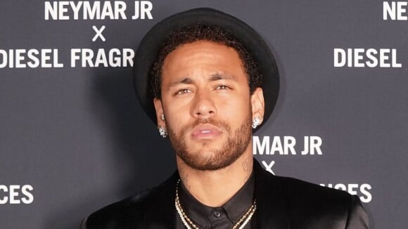 Neymar combina bermuda pantacourt e botas de camurça ao lançar perfume em Paris