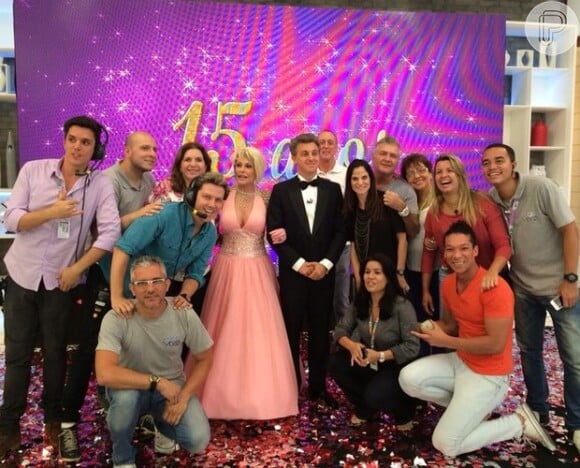 Ana Maria Braga posa com equipe do 'Mais Você' em dia de comemoração de 15 anos do programa no ar. Luciano Huck participou da festa