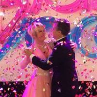 Ana Maria Braga, de vestido rosa, dança valsa com Luciano Huck no 'Mais Você'