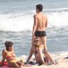 O ator Thiago Martins se divertiu com os amigos em praia no Rio