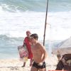 Thiago Martins joga futevôlei e exibe corpo sarado na praia do Leblon, no Rio