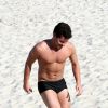 Thiago Martins joga futevôlei e exibe corpo sarado na praia do Leblon, no Rio, nesta quinta-feira, 9 de outubro de 2014