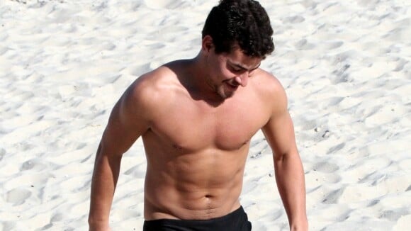 Thiago Martins joga futevôlei de sunga em praia do Rio e mostra corpo sarado