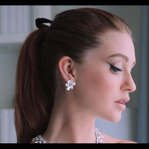 Penteados de Cannes que você pode copiar em casa: o rabo de cavalo de Marina Ruy Barbosa é arrematado por um laço de veludo