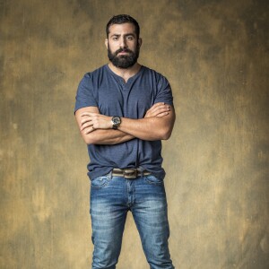 Fauze (Kaysar Dadour) vai ser liberado na prisão no Líbano e Paul (Carmo Della Vecchia) vai chamar ele para vir ao Brasil na novela 'Órfãos da Terra'.