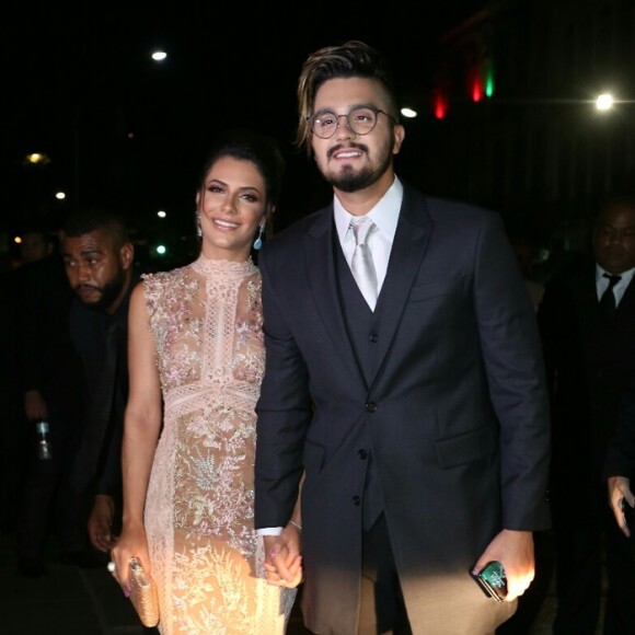 Luan Santana afirma que ele e namorada aprenderam a lidar com distância: 'Passamos a semana juntos quando podemos ou ela viaja comigo em alguns shows'