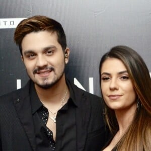 Luan Santana e Jade Magalhães estão juntos há mais de 10 anos e cantor evidenciou cumplicidade com casal: 'Planos para a vida'