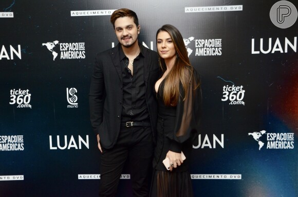 Luan Santana e Jade Magalhães estão juntos há mais de 10 anos e cantor evidenciou cumplicidade com casal: 'Planos para a vida'