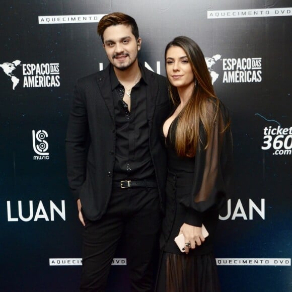 Luan Santana e Jade Magalhães estão juntos há mais de 10 anos e cantor evidenciou cumplicidade com casal: 'Planos para a vida'