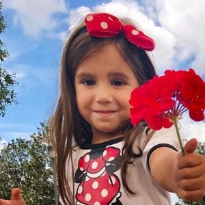 Deborah Secco está internada no hospital Sírio-Libanês, em São Paulo, após processo alérgico e está sentindo falta da filha, Maria Flor.