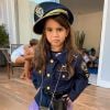 Deborah Secco compartilhou no Instagram foto da filha, Maria Flor, vestida de policial.