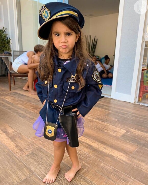 Deborah Secco compartilhou no Instagram foto da filha, Maria Flor, vestida de policial.