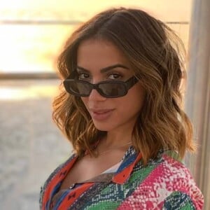 Anitta adotou corte bob e iluminou visual para férias no exterior