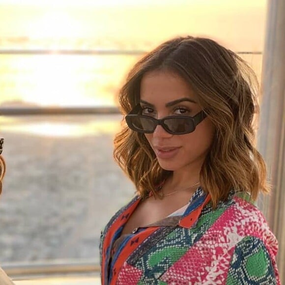 Anitta adotou corte bob e iluminou visual para férias no exterior