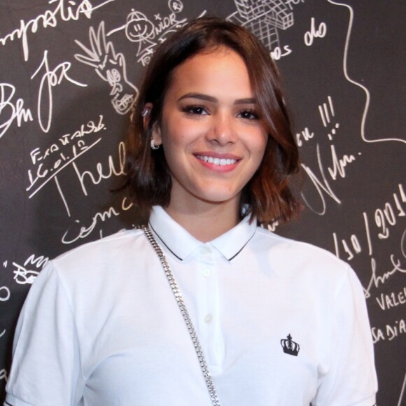 Bruna Marquezine possui cabelo curtinho desde 2017