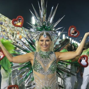 Antonia Fontenelle 'levou' os filhos para desfile da Império Serrano em Carnaval no Rio